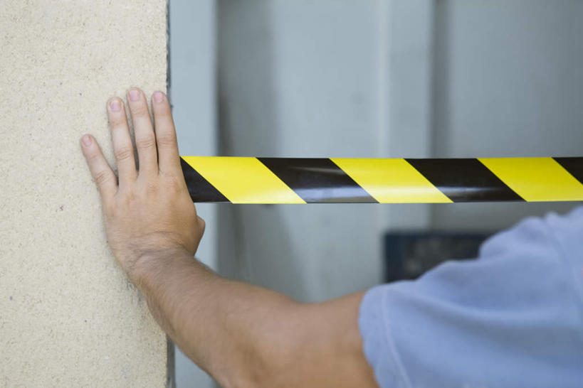 西方人,手,一个人,工程师,建筑工人,建筑师,站,摸,横图,室内,特写,白天,门,欧洲,欧洲人,仅一个男性,仅一个人,一排,一条,撑,抚摸,服装,朦胧,模糊,整齐,墙,休闲装,墙壁,墙面,排列,仅一个年轻男性,背面,衣服,黄色,黑色,门框,按,站着,休闲,手部,休闲服,服饰,封条,撑着,队列,男人,男性,年轻男性,白种人,技师,建筑工,建筑设计师,触摸,接触,站立,半身,彩图