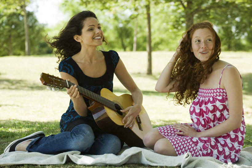 西方人,头发,两个人,伙伴,朋友,坐,举,抱,笑,摸,微笑,露齿笑,横图,室外,白天,正面,裙子,友谊,草地,草坪,植物,地毯,欧洲,欧洲人,一把,抚摸,阴影,连衣裙,光线,影子,吉他,乐器,弦乐器,弹奏,注视,草,树,树木,粉色,黄色,绿色,黑色,阳光,自然,观察,看,手放前,托,转头,生长,成长,抱着,观看,半身裙,吊带裙,察看,搂着,关注,弹拨弦鸣乐器,友情,年轻女性,女人,女性,白种人,触摸,接触,举起,举手,举着,搂,向上举,向上伸,向上托,坐着,彩图,全身,弹拨弦乐器