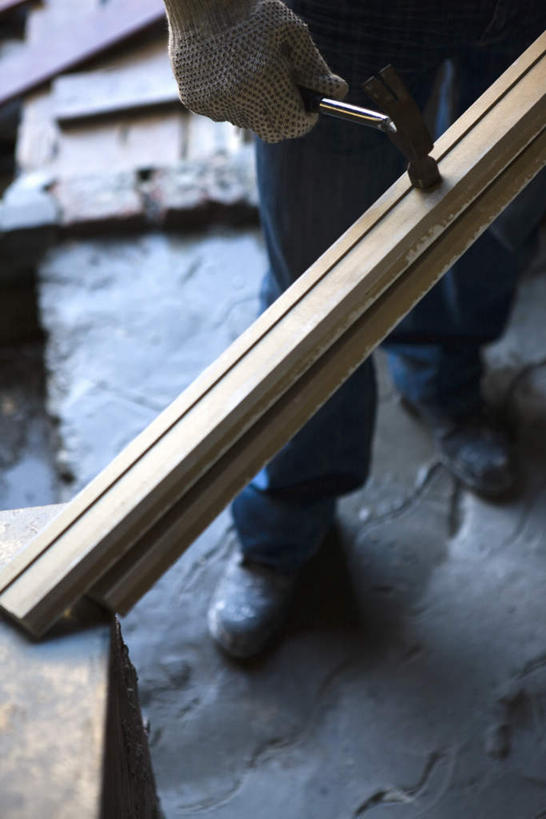 西方人,一个人,工程师,建筑工人,建筑师,站,竖图,俯视,室内,特写,白天,工作服,制服,欧洲,欧洲人,仅一个男性,仅一个人,一把,一副,一根,握,服装,朦胧,模糊,工作,锤子,工具,木条,地面,拿,敲,拿着,休闲装,仅一个年轻男性,衣服,手套,站着,休闲,休闲服,握着,服饰,工作制服,男人,男性,年轻男性,白种人,技师,建筑工,建筑设计师,站立,半身,彩图,高角度拍摄,工作套服