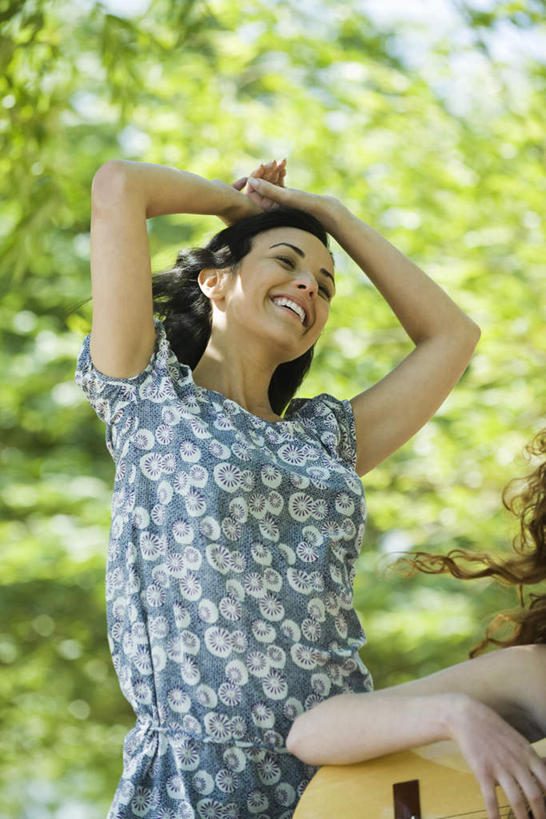 西方人,头发,两个人,伙伴,朋友,站,坐,举,笑,摸,微笑,露齿笑,竖图,室外,特写,白天,正面,友谊,植物,欧洲,欧洲人,一把,抚摸,阴影,服装,光线,影子,吉他,乐器,弦乐器,弹奏,注视,休闲装,树,树木,衣服,黄色,绿色,阳光,自然,观察,看,托,站着,休闲,思考,休闲服,考虑,服饰,生长,成长,观看,察看,关注,弹拨弦鸣乐器,友情,年轻女性,女人,女性,白种人,触摸,接触,举起,举手,举着,抬头,向上举,向上伸,向上托,仰头,站立,坐着,半身,彩图,弹拨弦乐器