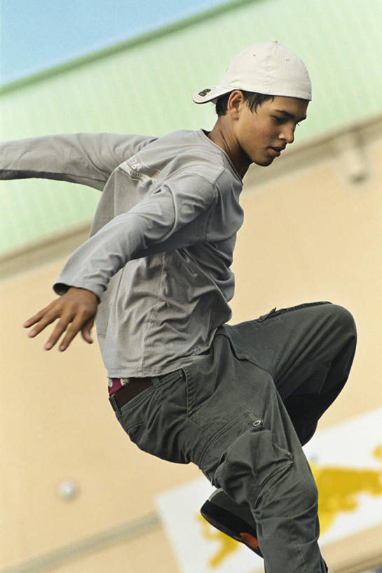 西方人,一个人,跳,伸展双臂,竖图,室外,特写,白天,侧面,锻炼,旅游,度假,运动,帽子,欧洲,欧洲人,仅一个男性,仅一个人,阴影,服装,朦胧,模糊,光线,影子,半空,注视,休闲装,娱乐,运动帽,仅一个年轻男性,一个,衣服,蓝色,白色,蓝天,天空,阳光,天,低头,观察,看,享受,休闲,休闲服,鸭舌帽,放松,服饰,单个,观看,察看,关注,室外运动,户外运动,滑板场,男人,男性,年轻男性,白种人,敞开双臂,伸开双臂,跳跃,展开双肩,张开手臂,张开双臂,半身,彩图,健身