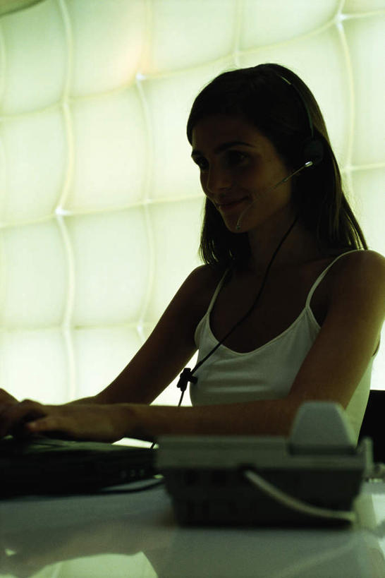 西方人,一个人,竖图,室内,白天,正面,欧洲,欧洲人,仅一个年轻女性,仅一个女性,仅一个人,服装,休闲装,衣服,休闲,休闲服,服饰,年轻女性,女人,女性,白种人,半身,彩图