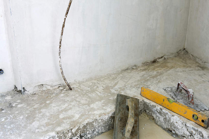 无人,横图,俯视,室内,特写,白天,水,装修,建筑,测量,液体,刻度,墙,水滴,混凝土,水泥,墙壁,墙面,两个,一个,黄色,尺,垂直,单个,测量工具,水平仪,水平,尺子,水平尺,泥铲,水准仪,量具,量仪,水平仪器,彩图,高角度拍摄