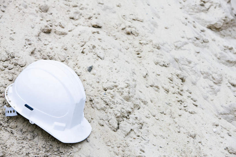 无人,横图,俯视,室外,特写,白天,石头,帽子,石子,混凝土,地面,一个,白色,安全帽,单个,石块,彩图,高角度拍摄