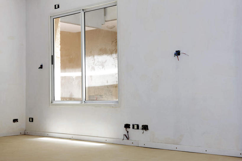 无人,横图,室外,特写,白天,正面,窗户,地板,一排,许多,阴影,整齐,光线,电缆,影子,墙,插座,地面,木地板,玻璃窗,墙壁,墙面,排列,阳光,队列,彩图