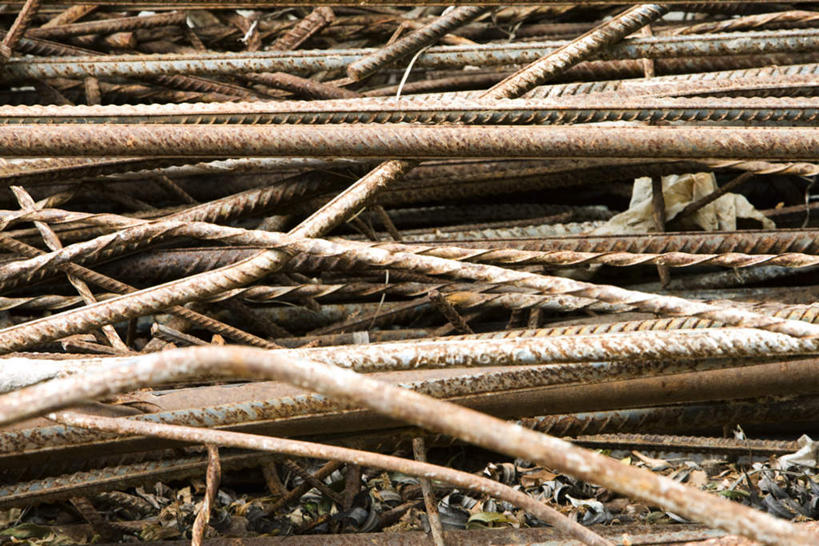 无人,横图,俯视,室外,特写,白天,建筑,一堆,一排,许多,阴影,堆叠,堆积,整齐,光线,纹路,金属,材料,影子,排列,阳光,钢筋,堆,队列,彩图,高角度拍摄