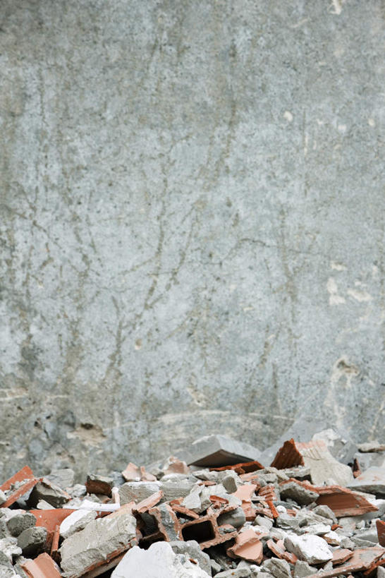 无人,竖图,室外,特写,白天,正面,一堆,许多,堆叠,堆积,破碎,残缺,瓷砖,墙,墙壁,墙面,红色,砖头,堆,彩图