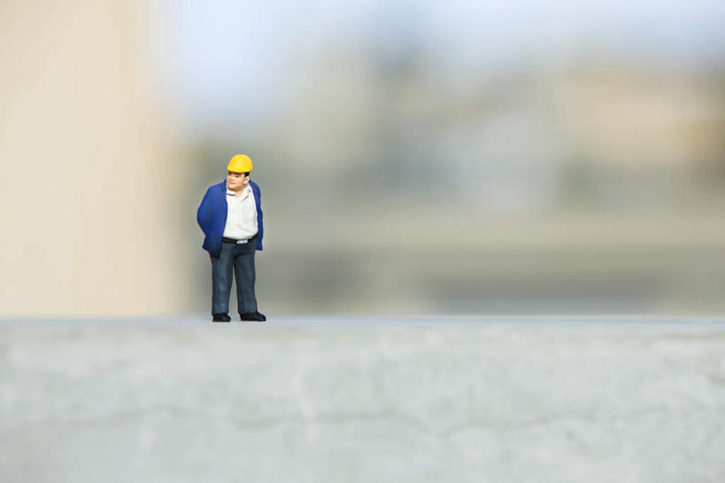 无人,高楼大厦,站,横图,室外,特写,白天,正面,工作服,制服,大厦,建筑,摩天大楼,玩具,阴影,朦胧,模糊,光线,影子,墙,注视,墙壁,墙面,一个,黄色,阳光,安全帽,观察,看,站着,单个,观看,察看,关注,工作制服,站立,彩图,工作套服,大楼,高层建筑,高楼,摩天楼,人体模型