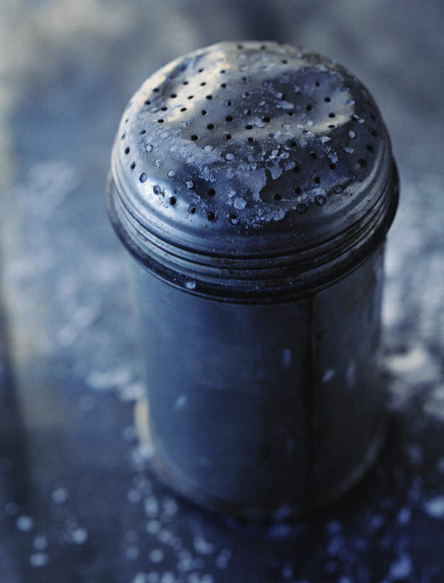 无人,竖图,俯视,室内,特写,白天,餐桌,桌子,一排,许多,阴影,朦胧,模糊,整齐,散落,光线,影子,调料,盐,调味品,调味料,调味瓶,食盐,排列,一个,阳光,瓶子,单个,餐台,圆孔,队列,彩图,高角度拍摄