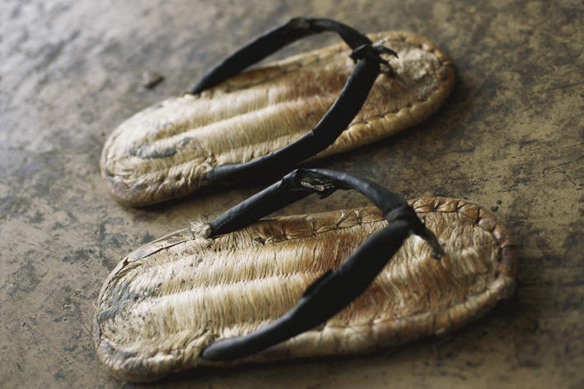 无人,横图,俯视,室外,特写,白天,鞋子,一双,阴影,朦胧,模糊,光线,影子,地面,木屐,阳光,木鞋,彩图,高角度拍摄,人字拖,人字拖鞋