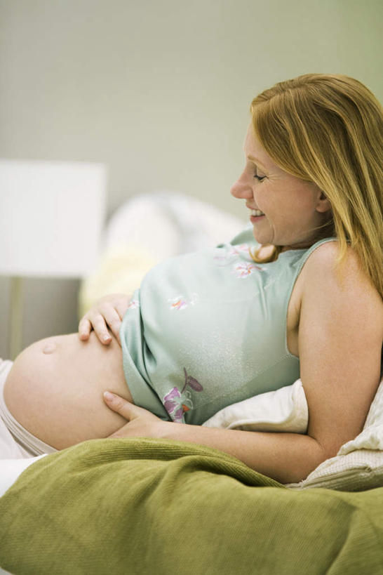 西方人,孕妇,腹部,头发,一个人,躺,笑,摸,微笑,露齿笑,竖图,室内,白天,侧面,床,台灯,卧室,照明,欧洲,欧洲人,仅一个年轻女性,仅一个女性,仅一个人,撑,抚摸,灯光,床单,被子,灯,衣服,黄色,蓝色,绿色,白色,灯具,单人床,照亮,撑着,被单,照明设备,孕妇装,卧着,年轻女性,女人,女性,白种人,腹,肚子,产妇,触摸,接触,躺着,卧,半身,彩图,睡房,卧房