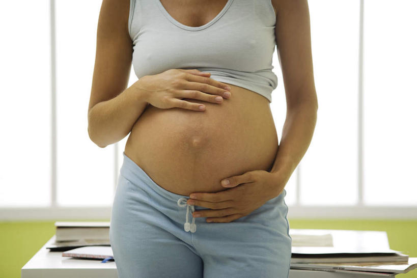 西方人,孕妇,腹部,一个人,站,摸,横图,室内,特写,白天,正面,窗户,落地窗,桌子,书籍,欧洲,欧洲人,仅一个年轻女性,仅一个女性,仅一个人,一堆,许多,抚摸,阴影,堆叠,堆积,朦胧,模糊,光线,影子,墙,书桌,玻璃窗,墙壁,墙面,蓝色,阳光,课桌,站着,堆,孕妇装,年轻女性,女人,女性,白种人,腹,肚子,产妇,书,图书,触摸,接触,站立,半身,彩图