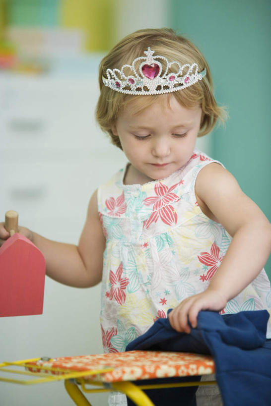 西方人,儿童,一个人,站,拉,笑,微笑,竖图,室内,特写,白天,正面,裙子,纯洁,欧洲,欧洲人,仅一个女性,仅一个人,一块,握,花纹,连衣裙,裤子,朦胧,模糊,注视,熨烫,一个,小孩,粉色,蓝色,白色,低头,观察,看,站着,仅一个小孩,可爱,童年,童趣,握着,单个,烫衣板,观看,半身裙,吊带裙,察看,电熨斗,头冠,关注,熨衣板,童真,家居用品,烂漫,无邪,电熨板,烫衣,家庭用品,天真,女孩,女人,女性,白种人,孩子,半身,彩图,女生