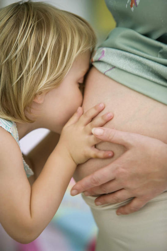 西方人,儿童,孕妇,腹部,头发,两个人,母亲,女儿,站,闭眼,摸,吻,竖图,室内,特写,白天,侧面,纯洁,欧洲,欧洲人,抚摸,阴影,朦胧,模糊,光线,影子,小孩,黄色,绿色,阳光,站着,母女,面对面,可爱,母爱,童年,童趣,孕妇装,相对,童真,烂漫,无邪,天真,年轻女性,女孩,女人,女性,白种人,腹,肚子,产妇,闭眼睛,闭着眼,闭着眼睛,触摸,接触,亲,亲吻,半身,彩图,女生