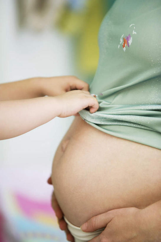 西方人,儿童,孕妇,腹部,两个人,母亲,女儿,站,拉,摸,竖图,室内,特写,白天,侧面,纯洁,欧洲,欧洲人,抚摸,阴影,朦胧,模糊,光线,影子,墙,相视,墙壁,墙面,小孩,绿色,阳光,站着,母女,面对面,可爱,母爱,童年,童趣,对视,扯,孕妇装,相对,童真,烂漫,无邪,相看,天真,年轻女性,女孩,女人,女性,白种人,腹,肚子,产妇,触摸,接触,半身,彩图,女生