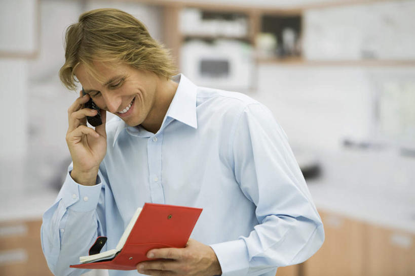 西方人,头发,一个人,商务人士,商务男性,站,举,笑,打电话,微笑,露齿笑,横图,室内,特写,白天,正面,衬衫,电话,手机,欧洲,欧洲人,仅一个男性,仅一个人,一本,许多,握,套装,朦胧,模糊,纸,墙,记事本,拿,听,拎,拿着,注视,通讯设备,墙壁,墙面,仅一个年轻男性,黄色,红色,本子,笔记本,观察,看,托,站着,握着,观看,察看,关注,商务装,工薪阶层,张贴,一部,交流,男人,男性,年轻男性,白种人,白领,上班族,沟通,举起,举手,举着,通话,向上举,向上伸,向上托,半身,彩图,衬衣,拎着