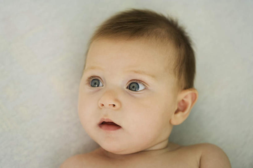 西方人,婴儿,儿童,脸,头,脸颊,头发,一个人,躺,横图,俯视,室内,特写,白天,白色背景,纯洁,欧洲,欧洲人,仅一个人,惊讶,注视,小孩,黄色,观察,看,张嘴,可爱,摄影,活泼,影棚,观看,察看,关注,瞪眼,宝宝,张大嘴巴,纯真,烂漫,无邪,卧着,伶俐,天真,白种人,孩子,头部,脸部,脸蛋,面部,张开嘴,躺着,卧,半身,彩图,高角度拍摄,影棚拍摄,拍摄