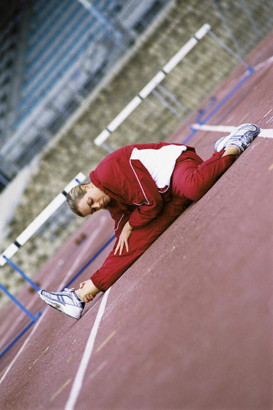 西方人,头发,一个人,栏杆,运动场,坐,闭眼,笑,微笑,露齿笑,竖图,室内,白天,正面,锻炼,运动,植物,楼梯,椅子,欧洲,欧洲人,仅一个年轻女性,仅一个女性,仅一个人,一排,许多,伸展,弯腰,阴影,枯萎,光线,扶手,影子,阶梯,跑道,枯草,护栏,台阶,草,排列,黄色,红色,阳光,转头,劈叉,压腿,队列,体育,跨栏,年轻女性,女人,女性,白种人,闭眼睛,闭着眼,闭着眼睛,坐着,半身,彩图,健身,运动装