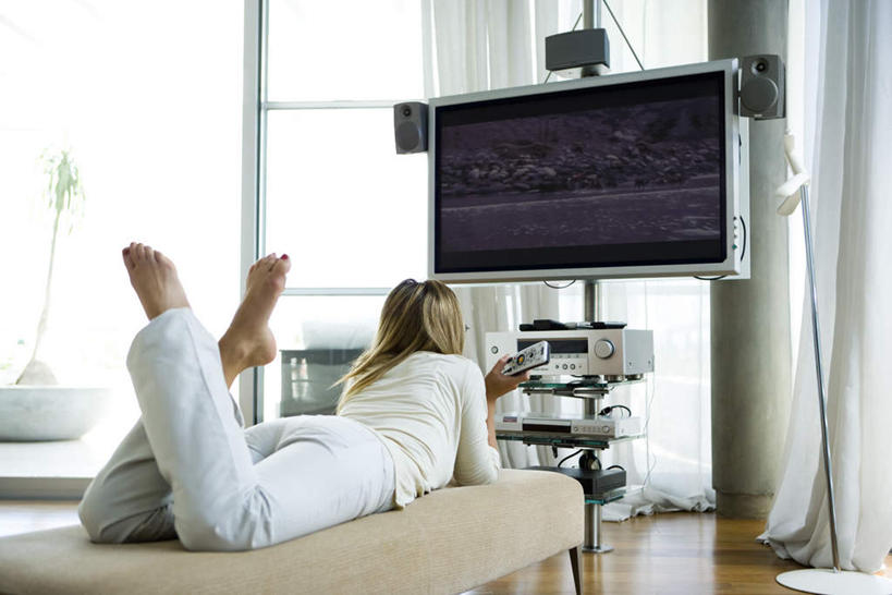 西方人,背部,头发,一个人,客厅,横图,室内,特写,白天,窗户,窗帘,地板,落地窗,沙发,电视,欧洲,欧洲人,仅一个年轻女性,仅一个女性,仅一个人,握,阴影,光线,影子,地面,拿,拎,拿着,注视,休闲装,木地板,玻璃窗,一个,黄色,白色,阳光,遥控器,液晶电视,观察,看,趴着,休闲,赤脚,休闲服,抬脚,握着,单个,观看,一台,察看,起居室,影碟机,关注,布艺沙发,一部,DVD播放机,DVD影碟机,光盘存储器,数字多功能光盘,年轻女性,女人,女性,白种人,电视机,趴,抬头,仰头,半身,彩图,拎着