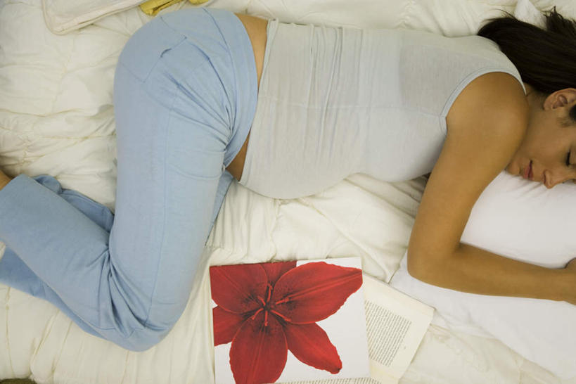 西方人,孕妇,头发,一个人,躺,举,闭眼,笑,微笑,横图,俯视,室内,特写,白天,床,卧室,欧洲,欧洲人,仅一个年轻女性,仅一个女性,仅一个人,阴影,花纹,光线,影子,床单,被子,一个,红色,白色,黑色,阳光,托,单人床,单个,被单,孕妇装,卧着,年轻女性,女人,女性,白种人,产妇,闭眼睛,闭着眼,闭着眼睛,举起,举手,举着,躺着,卧,向上举,向上伸,向上托,半身,彩图,高角度拍摄,睡房,卧房