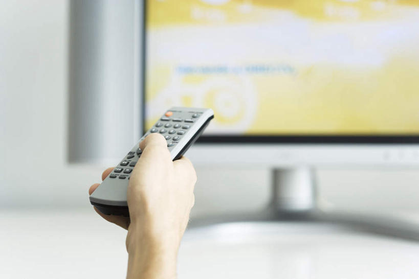 西方人,手,一个人,客厅,横图,室内,特写,白天,正面,电视,欧洲,欧洲人,仅一个年轻女性,仅一个女性,仅一个人,握,阴影,朦胧,模糊,光线,影子,一个,阳光,遥控器,液晶电视,手部,握着,单个,一台,起居室,按键,年轻女性,女人,女性,白种人,电视机,半身,彩图