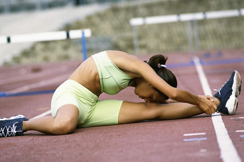 西方人,一个人,两个人,栏杆,运动场,坐,摸,横图,室外,特写,白天,侧面,锻炼,旅游,度假,运动,草地,草坪,植物,楼梯,椅子,欧洲,欧洲人,仅一个年轻女性,仅一个女性,仅一个人,一排,许多,抚摸,伸展,弯腰,阴影,朦胧,模糊,整齐,光线,扶手,影子,阶梯,跑道,注视,娱乐,护栏,台阶,草,排列,红色,绿色,阳光,低头,观察,看,享受,休闲,放松,观看,察看,队列,关注,室外运动,户外运动,障碍,年轻女性,女人,女性,白种人,触摸,接触,坐着,彩图,全身,健身,运动装