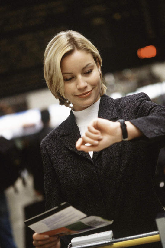 西方人,头发,一个人,商务人士,商务女性,火车站,站,举,笑,微笑,露齿笑,竖图,室内,白天,正面,窗户,欧洲,欧洲人,仅一个年轻女性,仅一个女性,仅一个人,一张,握,套装,朦胧,模糊,时间,拉杆箱,旅行箱,时钟,拿,计时,拿着,注视,玻璃窗,一个,黄色,行李箱,箱子,钟表,低头,观察,看,托,站着,表,握着,单个,观看,出差,察看,关注,车票,商务装,工薪阶层,年轻女性,女人,女性,白种人,白领,上班族,钟,举起,举手,举着,向上举,向上伸,向上托,站立,半身,彩图,旅行