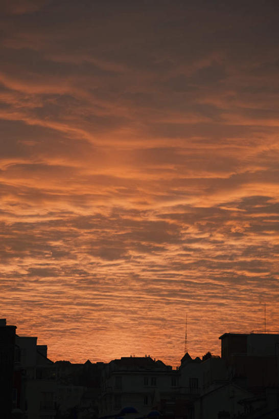 无人,家,竖图,室外,特写,白天,正面,日出,美景,太阳,许多,朦胧,模糊,房屋,屋子,景观,云,云朵,朝霞,晨曦,黎明,云彩,楼房,住宅,天空,阳光,自然,天,金色,景色,自然风光,朝阳,彩图,破晓,房子