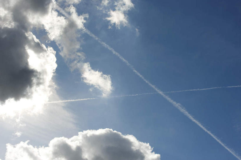 无人,横图,室外,特写,白天,仰视,美景,两条,阴影,光线,影子,景观,烟雾,云,云朵,云彩,蓝色,白云,蓝天,天空,阳光,自然,天,景色,污染,废气,自然风光,飞机尾迹,尾迹云,机尾云,飞机拉烟,云带,尾迹,机尾迹,飞机尾气,彩图,低角度拍摄