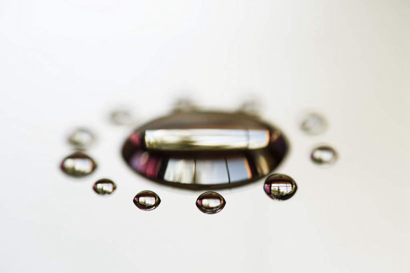 无人,横图,俯视,室内,特写,白天,水,许多,阴影,朦胧,模糊,围绕,反射,瓷砖,地砖,液体,影子,水滴,地面,排列,队列,彩图,高角度拍摄