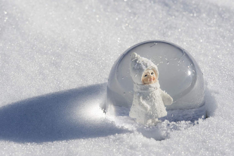 婴儿,儿童,一个人,无人,站,横图,俯视,室外,特写,白天,游戏,纯洁,雪,大雪,玩具,仅一个人,阴影,透明,光线,影子,积雪,雪景,冬天,玩,注视,娱乐,一个,小孩,阳光,玻璃球,观察,看,站着,休闲,球体,水晶球,可爱,益智,活泼,单个,观看,活动,明亮,察看,发泄,关注,消遣,智力,宝宝,纯真,烂漫,无邪,雪花玻璃球,宣泄,圣诞雪花球,伶俐,天真,孩子,玩耍,嬉戏,站立,彩图,高角度拍摄,全身