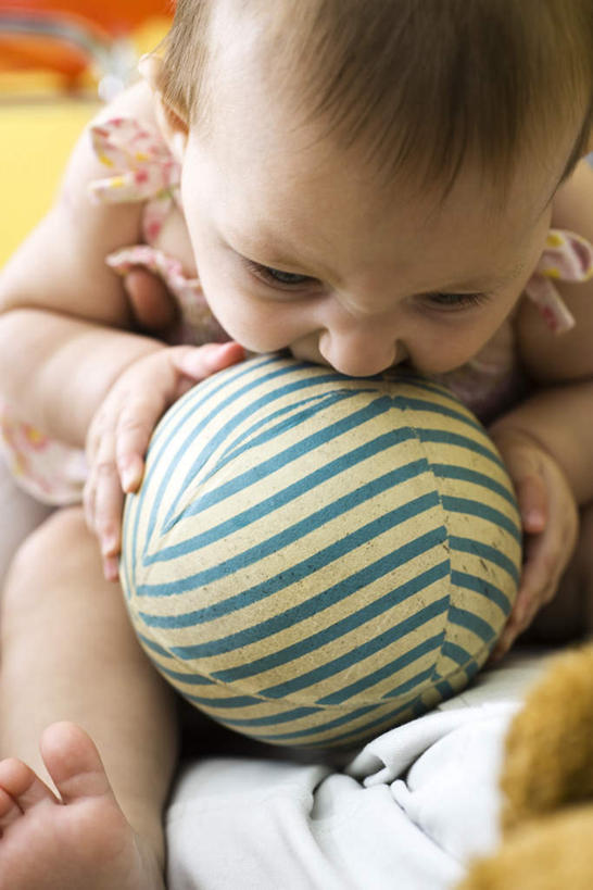 西方人,婴儿,儿童,一个人,竖图,俯视,室内,白天,游戏,纯洁,床,卧室,玩具,欧洲,欧洲人,仅一个人,握,咬,服装,床单,拿,玩,拿着,休闲装,娱乐,被子,球,小孩,衣服,休闲,休闲服,可爱,握着,服饰,单人床,活泼,皮球,活动,咬着,被单,发泄,消遣,智力,宝宝,纯真,烂漫,无邪,宣泄,伶俐,天真,白种人,孩子,玩耍,嬉戏,半身,彩图,高角度拍摄,睡房,卧房