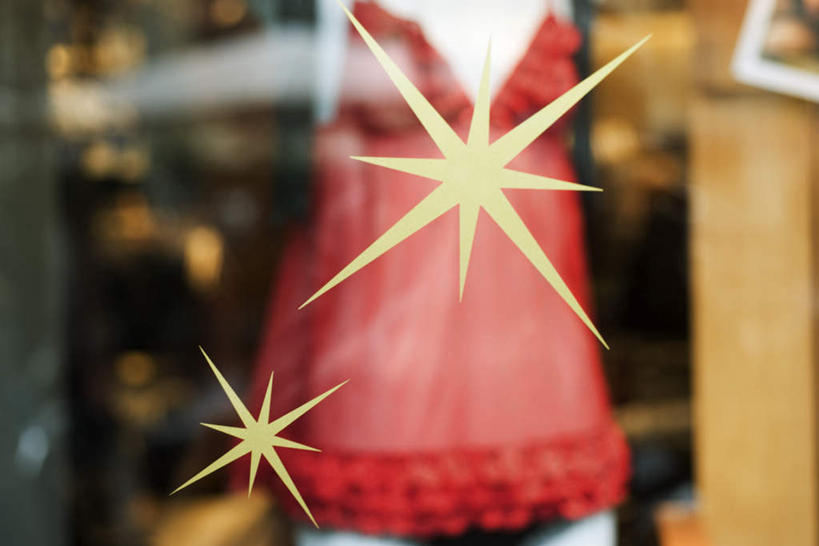 无人,商店,横图,室内,特写,白天,正面,橱窗,内衣,睡衣,服装,朦胧,模糊,人造模特,蕾丝,一个,红色,一件,金融,百货,单个,道具,贸易,百货公司,服装模特,模特道具,时装道具,展示道具,服装模特道具,陈列道具,彩图,购物商场,购物中心