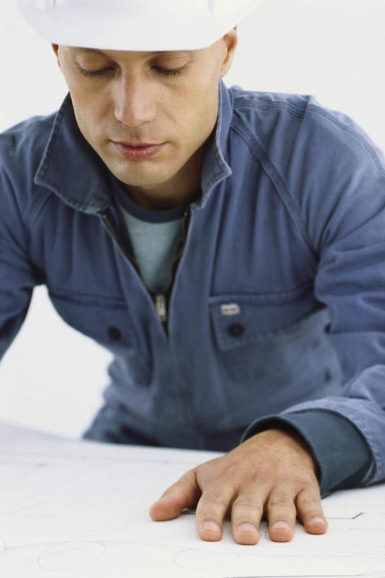 西方人,一个人,设计师,竖图,室内,白天,正面,工作服,制服,安全,帽子,欧洲,欧洲人,仅一个男性,仅一个人,服装,图纸,设计图,休闲装,仅一个年轻男性,衣服,安全帽,休闲,休闲服,服饰,工程图,草图,蓝图,工作制服,男人,男性,年轻男性,白种人,美术设计员,设计,设计家,设计者,半身,彩图,工作套服