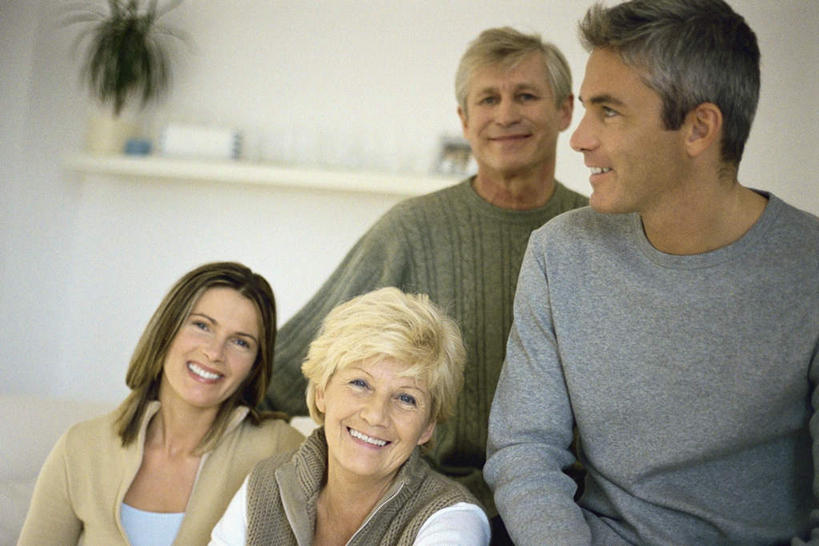 西方人,四个人,母亲,父亲,女儿,儿子,客厅,站,坐,笑,微笑,露齿笑,横图,室内,白天,正面,植物,欧洲,欧洲人,服装,盆栽,盆景,注视,休闲装,衣服,绿色,自然,观察,看,站着,休闲,父女,父子,母女,母子,休闲服,父爱,母爱,服饰,生长,成长,观看,察看,起居室,关注,老年男性,老年女性,男人,男性,年轻男性,年轻女性,女人,女性,白种人,站立,坐着,半身,彩图