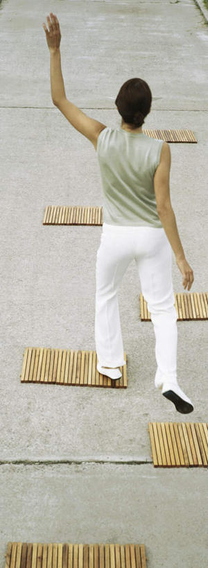 西方人,一个人,跳,举,伸展双臂,竖图,俯视,室内,白天,道路,路,公路,阿根廷,欧洲,欧洲人,仅一个年轻女性,仅一个女性,仅一个人,服装,交通,休闲装,衣服,托,休闲,休闲服,南美,服饰,南美洲,拉丁美洲,垫脚石,美洲,亚美利加洲,南亚美利加洲,布宜诺斯艾利斯,年轻女性,女人,女性,白种人,马路,敞开双臂,举起,举手,举着,伸开双臂,跳跃,向上举,向上伸,向上托,展开双肩,张开手臂,张开双臂,彩图,高角度拍摄,全身