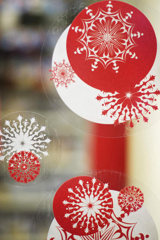 无人,竖图,室内,特写,白天,正面,窗户,静物,朦胧,模糊,艺术,纸艺,手工艺品,文化,玻璃窗,红色,纸制品,工艺品,剪纸,高雅,窗花,自信心,品位,剪画,刻纸,彩图