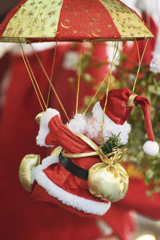 无人,竖图,室内,特写,白天,正面,静物,玩具,降落伞,圣诞节,圣诞老人,节日,朦胧,模糊,庆祝,装饰,包,包裹,挂饰,书包,玩偶,着陆,文化,背包,庆典,纪念,登陆,下降,降落,彩图,双肩包