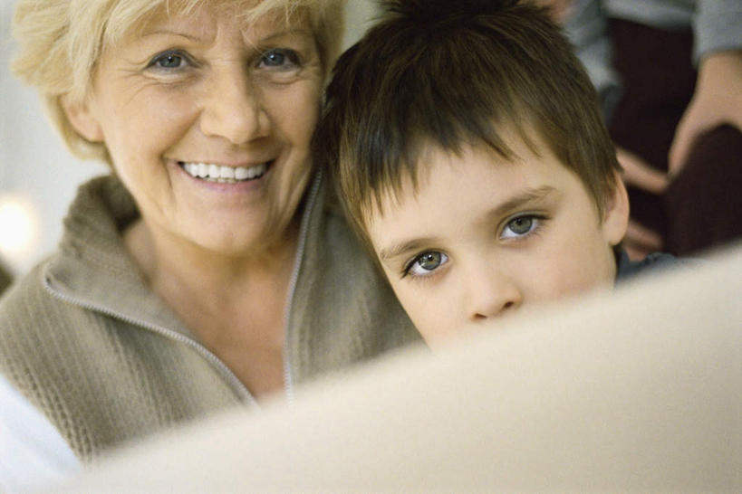 西方人,儿童,老年人,家庭,祖母,客厅,抱,笑,微笑,露齿笑,横图,室内,白天,正面,纯洁,沙发,欧洲,欧洲人,服装,休闲装,小孩,衣服,休闲,温暖,温馨,一家人,休闲服,可爱,童年,童趣,服饰,奶奶,抱着,祖孙,和睦,起居室,搂着,布艺沙发,童真,烂漫,无邪,外婆,外祖母,外孙,外孙子,天真,老年女性,男孩,女人,女性,白种人,孩子,孙子,怀抱,搂,搂抱,相抱,拥抱,半身,彩图,融洽,男生