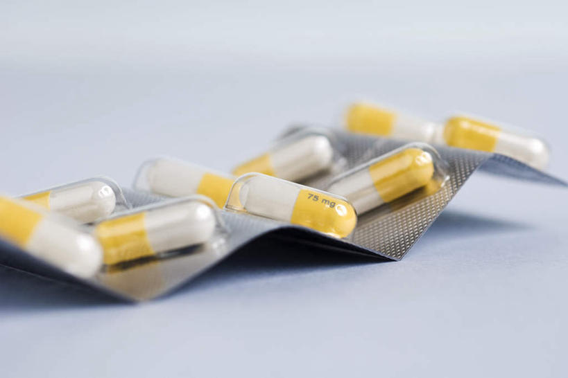 无人,横图,俯视,室内,白天,白色背景,一排,许多,阴影,整齐,反射,药剂,药丸,影子,排列,摄影,影棚,药物,队列,彩图,高角度拍摄,影棚拍摄,拍摄