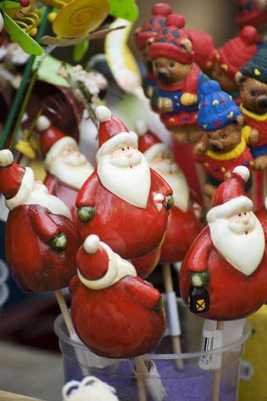 无人,竖图,俯视,室内,特写,白天,桌子,杯子,玩具,圣诞节,许多,圣诞老人,节日,朦胧,模糊,庆祝,标价,玩偶,办公桌,小熊,文化,玻璃制品,一个,水杯,庆典,价格,单个,纪念,条形码,玻璃杯,彩图,高角度拍摄