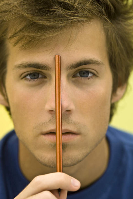 西方人,脸,头,脸颊,一个人,站,竖图,室内,特写,白天,正面,欧洲,欧洲人,仅一个男性,仅一个人,握,黄色背景,服装,笔,拿,拿着,注视,休闲装,仅一个年轻男性,衣服,观察,看,站着,休闲,思考,休闲服,考虑,思索,握着,摄影,服饰,影棚,观看,一支,察看,关注,男人,男性,年轻男性,白种人,头部,脸部,脸蛋,面部,站立,半身,彩图,影棚拍摄,拍摄