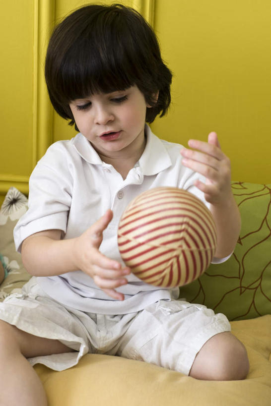 西方人,儿童,一个人,客厅,跪,竖图,室内,白天,正面,游戏,纯洁,玩具,欧洲,欧洲人,仅一个男性,仅一个人,服装,玩,休闲装,娱乐,球,小孩,衣服,仅一个小孩,休闲,休闲服,可爱,童年,童趣,服饰,皮球,活动,起居室,发泄,消遣,智力,童真,烂漫,无邪,宣泄,天真,男孩,男人,男性,白种人,孩子,跪着,玩耍,嬉戏,半身,彩图,男生