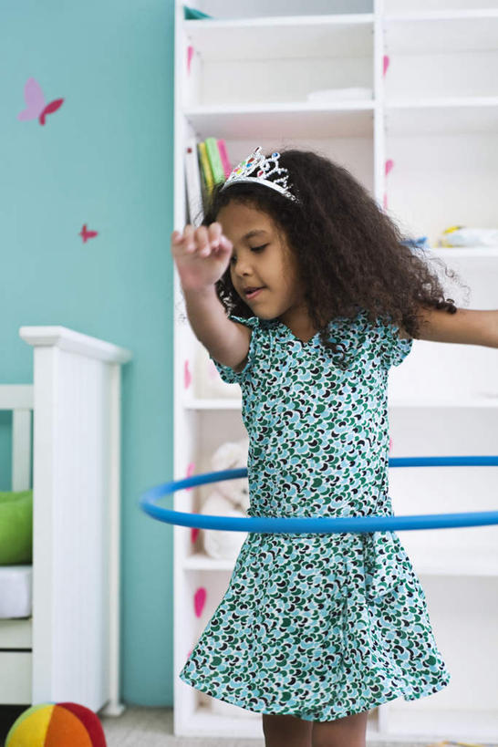 西方人,儿童,一个人,站,伸展双臂,竖图,室内,白天,正面,游戏,纯洁,床,柜子,卧室,玩具,欧洲,欧洲人,仅一个女性,仅一个人,服装,材料,档案,玩偶,文件,床单,玩,休闲装,娱乐,被子,球,一个,小孩,衣服,资料,站着,仅一个小孩,休闲,球体,休闲服,可爱,童年,童趣,服饰,单人床,皮球,单个,活动,被单,发泄,消遣,智力,呼啦圈,文档,档案柜,童真,烂漫,无邪,宣泄,天真,女孩,女人,女性,白种人,孩子,敞开双臂,伸开双臂,玩耍,嬉戏,展开双肩,站立,张开手臂,张开双臂,半身,彩图,睡房,卧房,女生