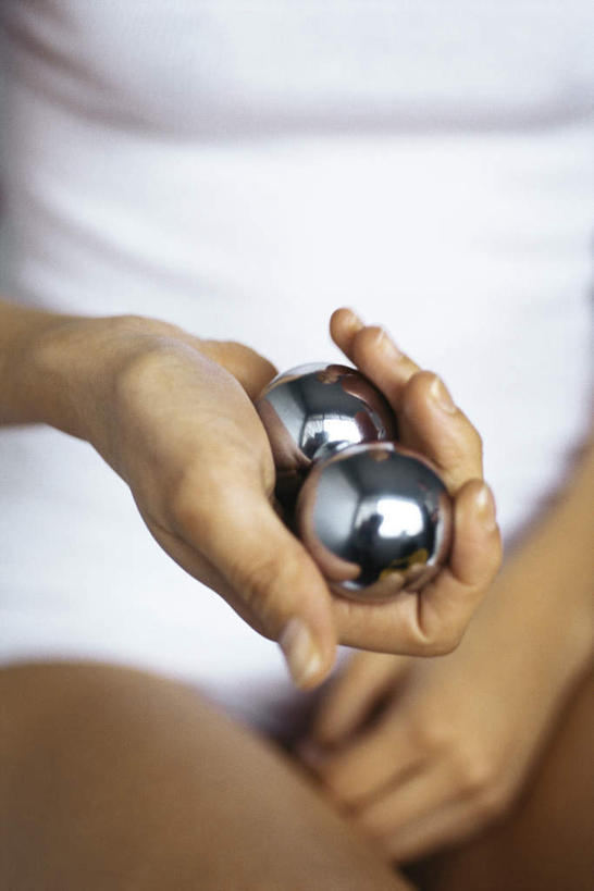 西方人,一个人,坐,竖图,俯视,室内,白天,欧洲,欧洲人,仅一个年轻女性,仅一个女性,仅一个人,握,阴影,服装,反射,影子,拿,拿着,休闲装,两个,衣服,休闲,休闲服,健身球,握着,服饰,年轻女性,女人,女性,白种人,坐着,半身,彩图,高角度拍摄