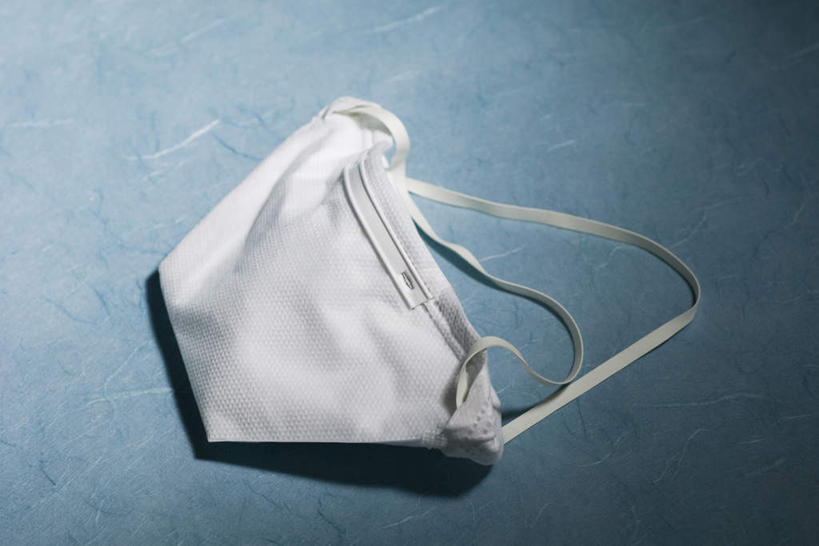 无人,横图,俯视,室内,特写,白天,桌子,静物,阴影,蓝色背景,反射,影子,书桌,一个,课桌,口罩,摄影,影棚,单个,医疗设备,病毒,预防,传染,彩图,高角度拍摄,影棚拍摄,拍摄