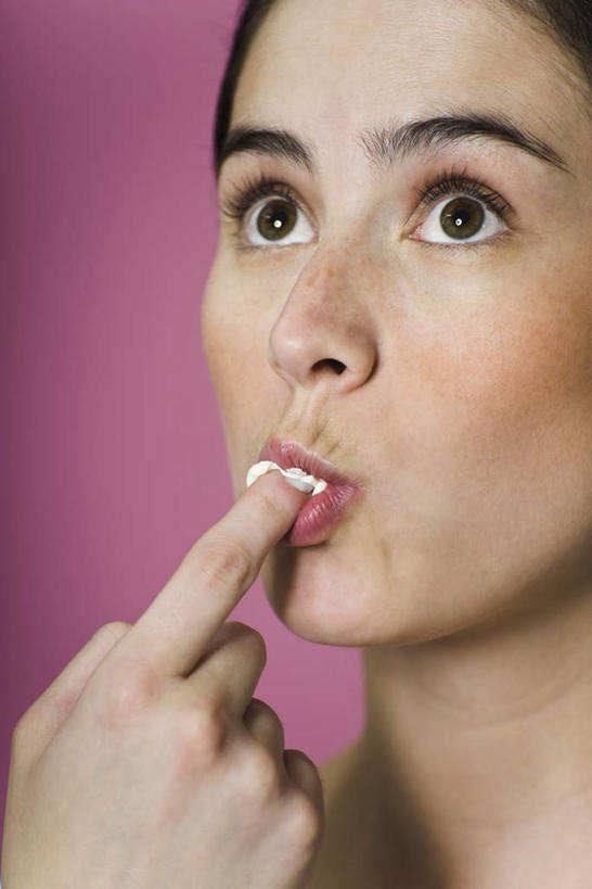 点心,西方人,脸,头,脸颊,手,一个人,举,吃,竖图,室内,特写,白天,正面,欧洲,欧洲人,仅一个年轻女性,仅一个女性,仅一个人,粉色背景,服装,食品,冰激凌,甜点,甜品,休闲装,食物,糕点,衣服,甜食,冷饮,托,休闲,手部,休闲服,摄影,服饰,影棚,吸吮,年轻女性,女人,女性,白种人,头部,脸部,脸蛋,面部,举起,举手,举着,嚼,食,向上举,向上伸,向上托,半身,彩图,影棚拍摄,拍摄