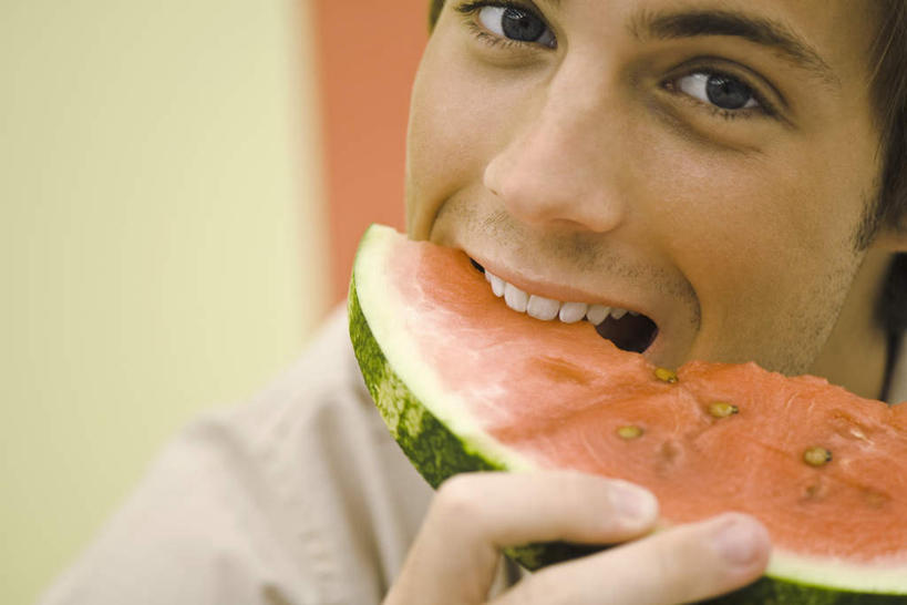 西方人,脸,头,脸颊,一个人,吃,横图,室内,特写,白天,正面,西瓜,水果,欧洲,欧洲人,仅一个男性,仅一个人,一片,握,服装,朦胧,模糊,新鲜,墙,生食,食品,果实,拿,拿着,休闲装,墙壁,墙面,食物,仅一个年轻男性,衣服,休闲,休闲服,啃,握着,服饰,有机食品,绿色食品,男人,男性,年轻男性,白种人,头部,脸部,脸蛋,面部,寒瓜,嚼,食,半身,彩图