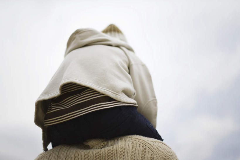 儿童,两个人,家庭,父亲,儿子,站,抱,横图,室外,白天,仰视,纯洁,云,云朵,云彩,小孩,骑,蓝色,白云,蓝天,天空,天,扛,站着,温暖,温馨,父子,一家人,父爱,可爱,童年,童趣,晴朗,抱着,和睦,搂着,童真,烂漫,无邪,扛在肩上,骑在肩上,天真,男孩,男人,男性,年轻男性,孩子,年轻人,晴空,怀抱,搂,搂抱,相抱,拥抱,站立,半身,彩图,低角度拍摄,融洽,男生