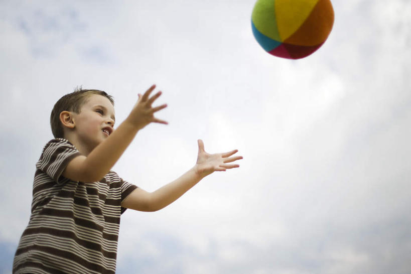 西方人,儿童,一个人,站,投,横图,室外,白天,仰视,游戏,纯洁,玩具,欧洲,欧洲人,仅一个男性,仅一个人,服装,玩,注视,休闲装,娱乐,球,一个,小孩,衣服,观察,看,站着,仅一个小孩,休闲,球体,休闲服,可爱,童年,童趣,服饰,皮球,单个,观看,活动,察看,发泄,关注,消遣,智力,童真,烂漫,无邪,宣泄,天真,男孩,男人,男性,白种人,孩子,抛,扔,撒,玩耍,嬉戏,站立,掷,半身,彩图,低角度拍摄,男生